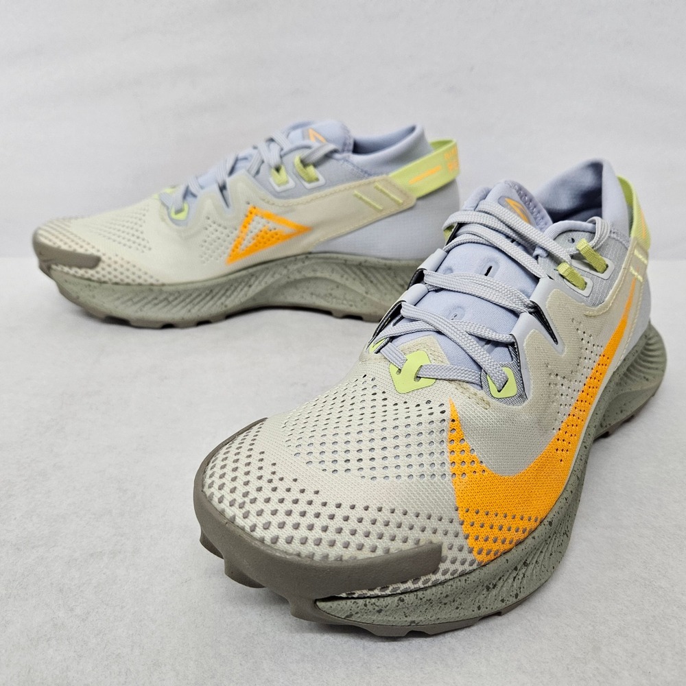 Nike Women's Light Gray/Neon Orange Athletic Running Shoes - Picture 3 of 9